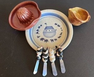 lot 2012 image: Pottery Noahs Ark Art Plate, Juicer, Creamer and Chicken Spreaders