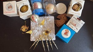 lot 2022 image: Vintage Christmas Ornament Balls, Trivet and other Decor