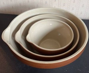 lot 2029 image: Renault Berry 3 Nesting Bowls with Spouts Made in France