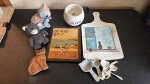 lot 2033 image: Feline Fan Bundle