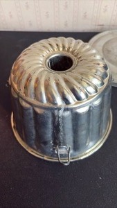lot 2040 image: Metal Jelly Mold with Lid and Center Tube