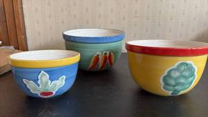 lot 2041 image: Ceramic Mixing Bowls Set 3-Piece Nesting with Vegetable Design by Lillian Vernon