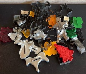 lot 2057 image: Cookie Cutter Bundle, Assorted Shapes Sizes