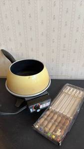 lot 2058 image: Vintage Oster Electric Fondue Pot Yellow with Forks Set (untested)
