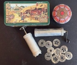 lot 2060 image: Vintage Cookie Presses with Discs and Decorative Tins