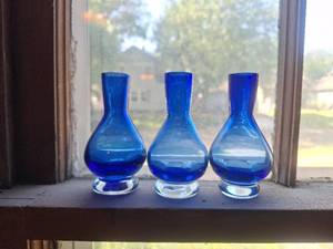lot 3024 image: Bud Vase Trio - 4 INCH