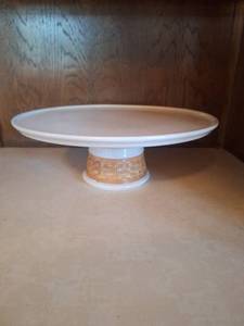 lot 3030 image: Williams-Sonoma 14 Inch Cake Stand Pedestal White with Woven Band