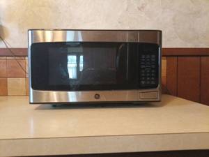 lot 4000 image: G E Working microwave