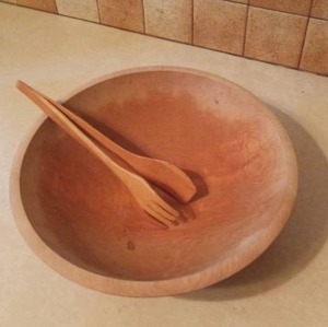 lot 4006 image: Turned Wood Serving Bowl, 4 Matching Salad Bowls &Tongs