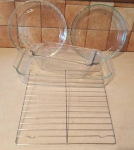 lot 4007 image: Pyrex Baking Dishes and Cooling Rack