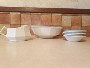 lot 4012 image: Large Serving Bowl 10inch, Gravy Boat and Soup Bowls