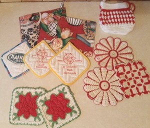 lot 4014 image: Vintage Pot Holders