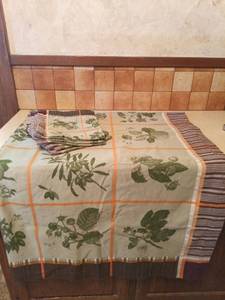 lot 4015 image: Williams & Sonoma Table Cloth & 8 Napkins