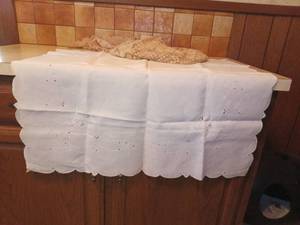 lot 4017 image: Lot of 2 Tablecloths with Scalloped Edges
