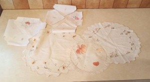 lot 4018 image: Bread Basket Cloths, & Table Linens