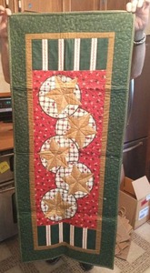 lot 4021 image: Festive Table Runners & Napkins