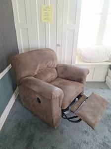 lot 5001 image: Microfiber Brown Recliner