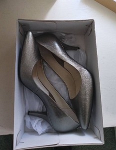 lot 5008 image: Micheal Kors Silver Size 9