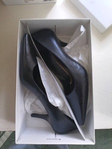 lot 5009 image: Calvin Klein Dolly Kidskin Black 9M