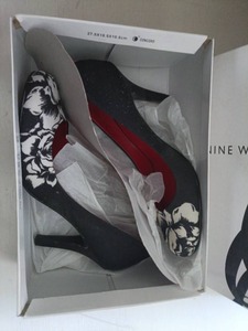 lot 5015 image: Nine West Womens Heels Size 9 M Black White Floral Print