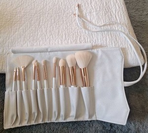 lot 5085 image: La Beaute Soi Makeup Brush Set 12-Piece with Carry Case