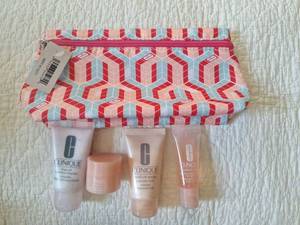 lot 5086 image: Clinique Skincare Set 4-Piece with Cosmetic Bag