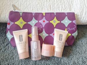 lot 5089 image: Clinique Moisture Surge Skincare Set with Pouch 4 Pieces