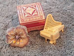 lot 5108 image: Brooches and Wood Ring Box