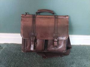 lot 5207 image: Kenneth Cole Reaction Leather Briefcase with Shoulder Strap