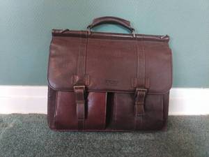 lot 5213 image: Kenneth Cole Reaction Brown Leather Messenger Briefcase Bag