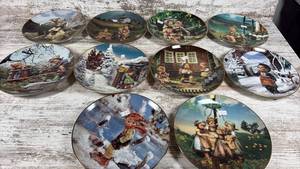 lot 107 image: Hummel Collector Plate Set