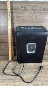 lot 173 image: PenGear 6-Sheet Paper Shredder