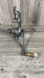 lot 220 image: Universal No. 2 Food Chopper Meat Grinder by Landers Frary & Clark