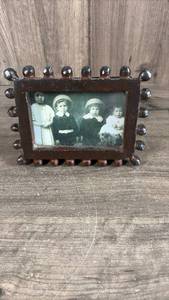 lot 221 image: Small cast iron Bobbin-Style Photo Frame&nbsp