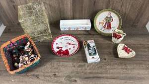 lot 225 image: Christmas Holiday Decor Collection