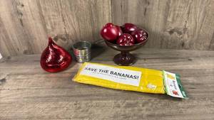 lot 275 image: Banana Storage Bag with Measuring Cup and Decorative Items