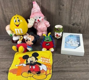 lot 285 image: Disney Character Collectibles