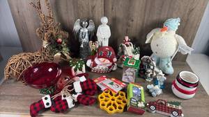 lot 306 image: Holiday &amp Seasonal Decor Lot