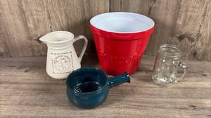 lot 341 image: Kitchen Housewares Lot 4 Piece Popcorn Pitcher Serving Dishes