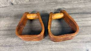 lot 353 image: Wooden Horse Stirrups Pair approx 7in Tall