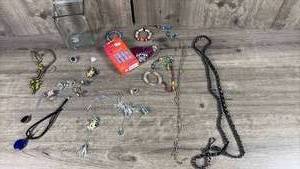 lot 454 image: Jewelry Lot