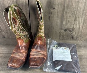 lot 502 image: Pair of Western Boots with Decorative Embroidery and hunting gear