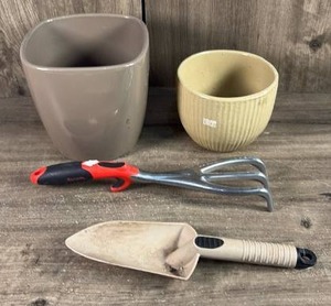 lot 504 image: Garden Tools