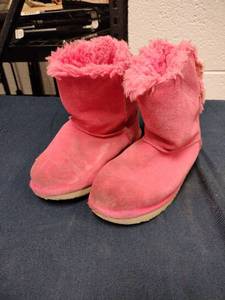 lot 61918 image: UGG Bailey Bow II boots - 4 - Retail $140