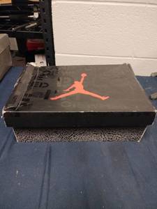 lot 61928 image: Air Jordan 3 Retro for men in black - Size 9.5