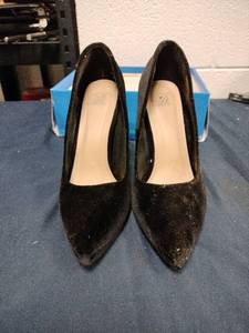 lot 61957 image: black velvet pointed-toe heels - 9.5M