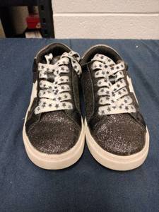 lot 61993 image: Kids Kaitlyn Court Sneakers - art class - 3  - Retail $13
