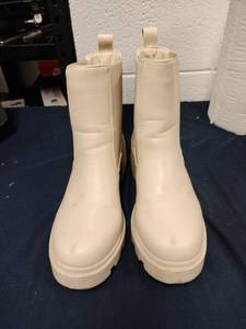 lot 62444 image: Charlotte Russe beige platform Chelsea boots - 9