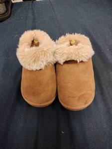 lot 62454 image: First Steps Childrens Minnetonka slip-on slippers - 6