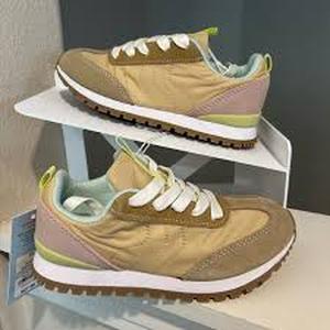 lot 61995 image: Cat & Jack Korbyn retro-style sneakers - 4 - Retail $15